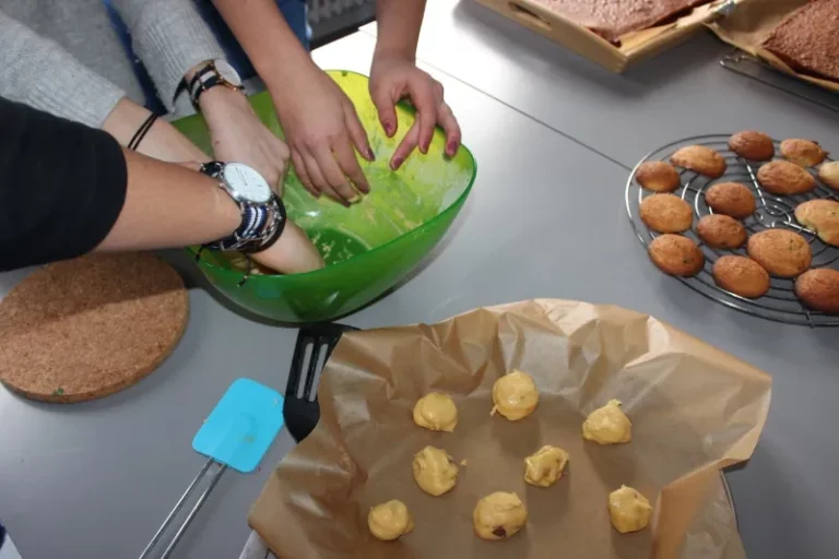 Atelier pâtisseries pour la foire de printemps à Malleray, photo 8