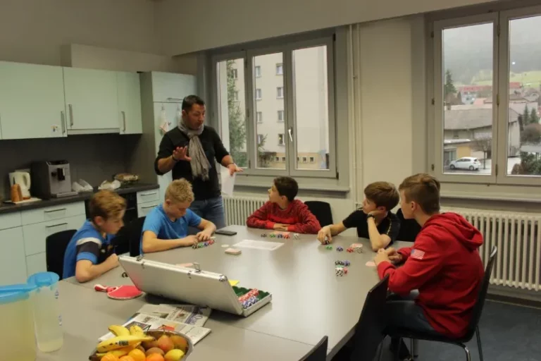 Initiation au jeu du poker à Malleray, photo 2