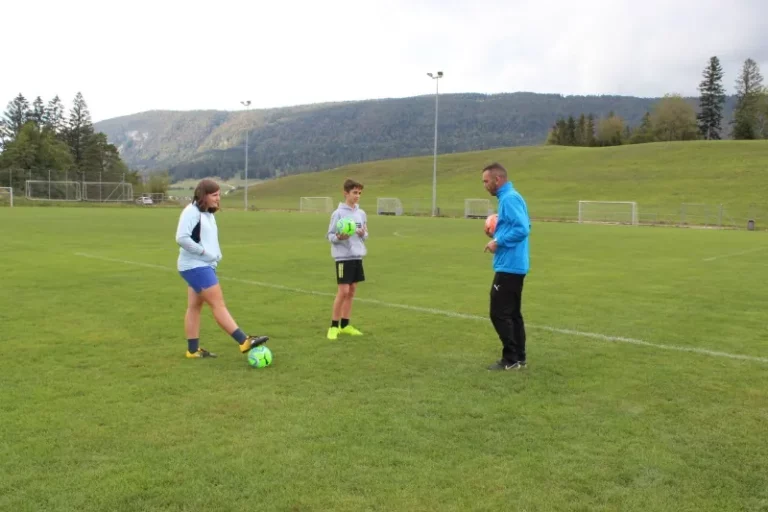 Initiation au foot freestyle avec Julien Lalarme au terrain de Bévilard, photo 1