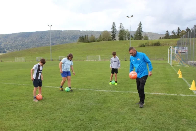 Initiation au foot freestyle avec Julien Lalarme au terrain de Bévilard, photo 2