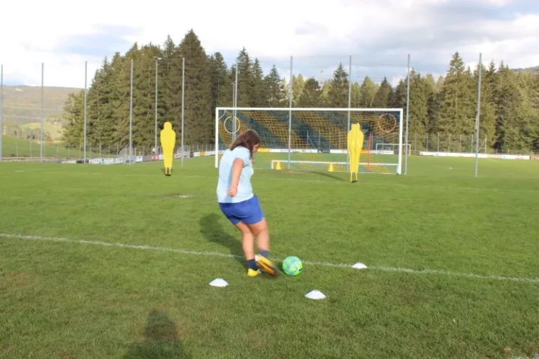 Initiation au foot freestyle avec Julien Lalarme au terrain de Bévilard, photo 7