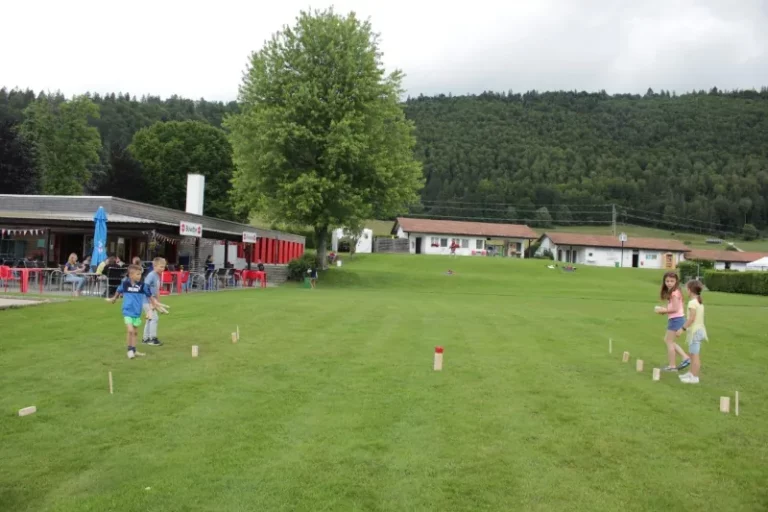Activité estivale à la piscine du Château à Tramelan, photo 4