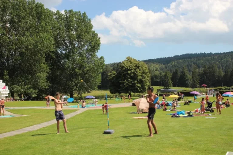 Activité estivale à la piscine du Château à Tramelan, photo 5