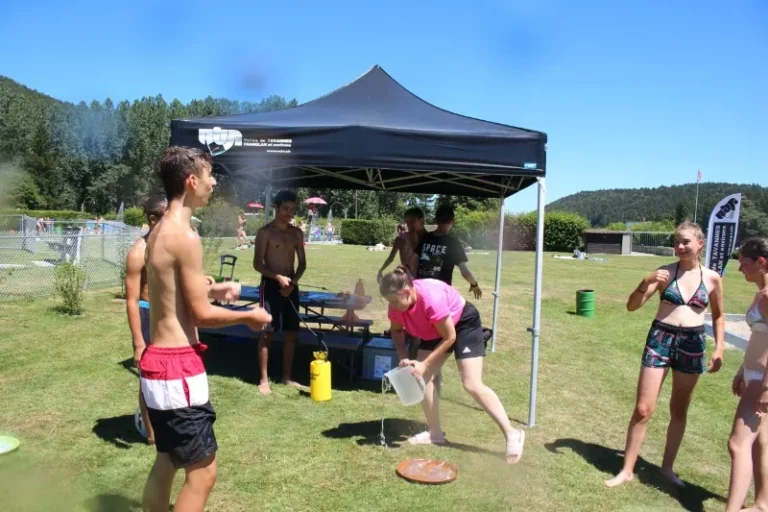 Activités estivales à la piscine de Château à Tramelan, photo 1