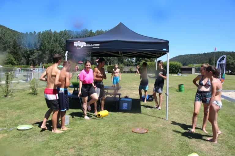 Activités estivales à la piscine de Château à Tramelan, photo 2
