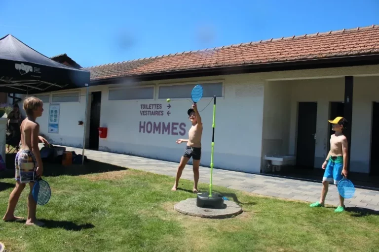 Activités estivales à la piscine de Château à Tramelan, photo 4