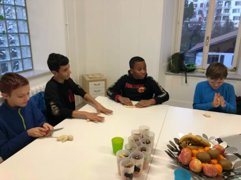 Confection bonhommes en pâtes à Tramelan, photo 5