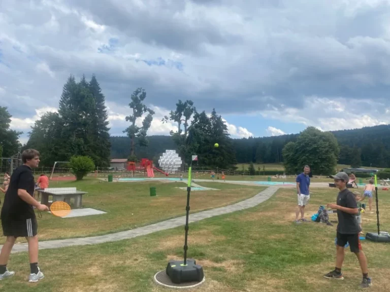 Activités estivales à la piscine du Château à Tramelan, photo 4