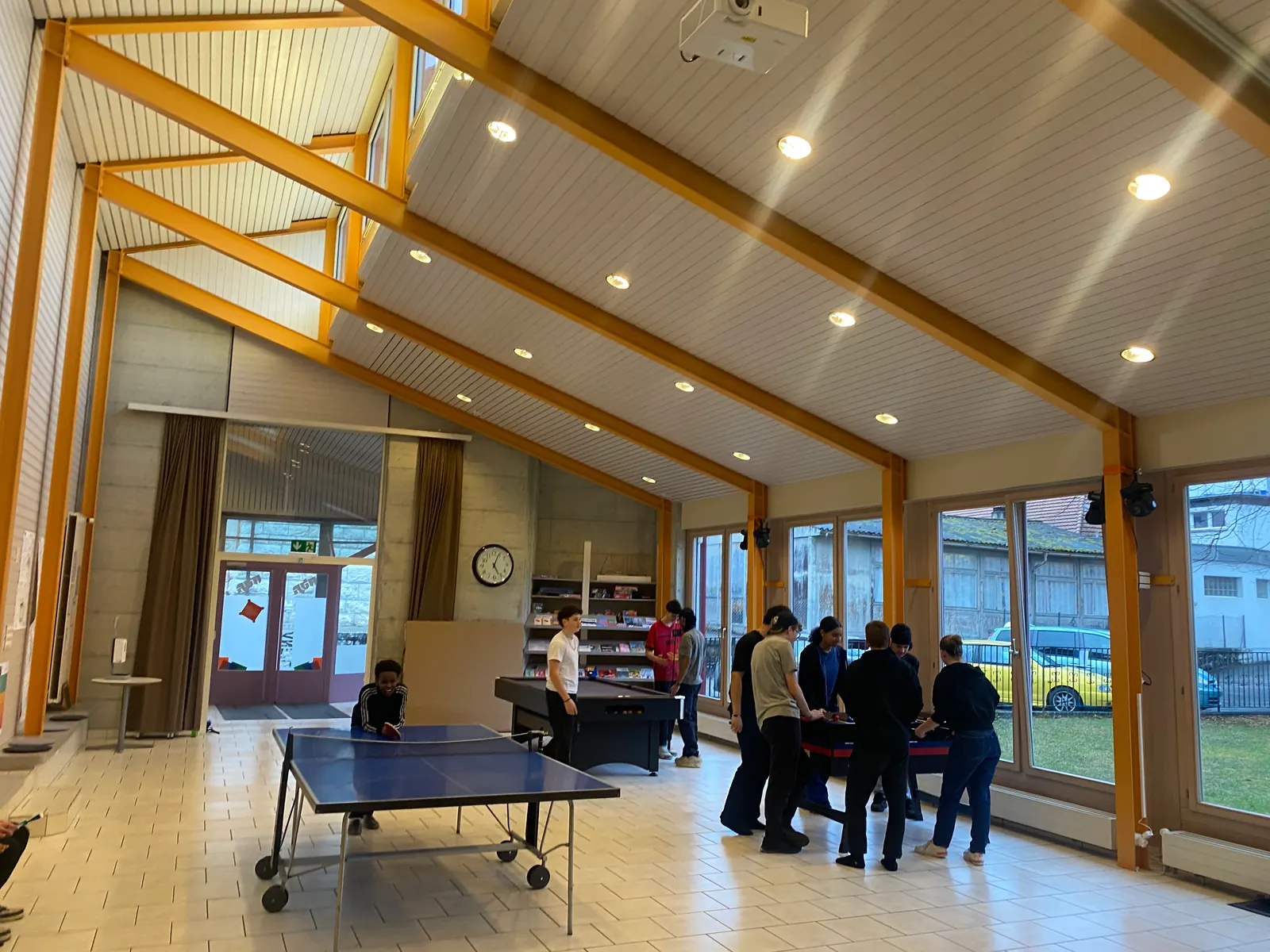 Jeunes autour du ping-pong et du babyfoot au local de l'AJR