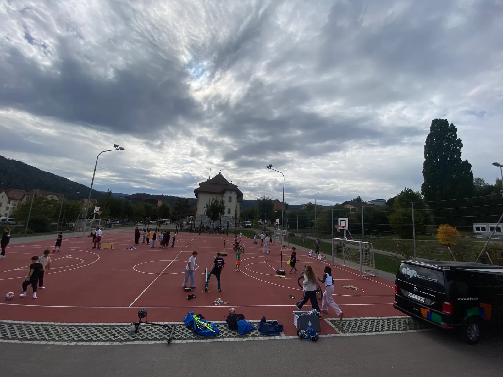 Animation mobile de l'AJR sur un terrain de sport